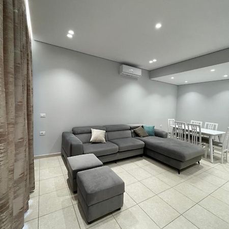 Emerald Inn Apartments โอริคูม ภายนอก รูปภาพ
