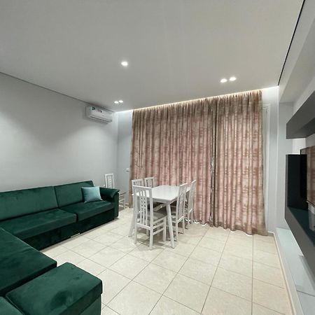 Emerald Inn Apartments โอริคูม ภายนอก รูปภาพ