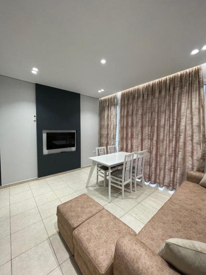 Emerald Inn Apartments โอริคูม ภายนอก รูปภาพ