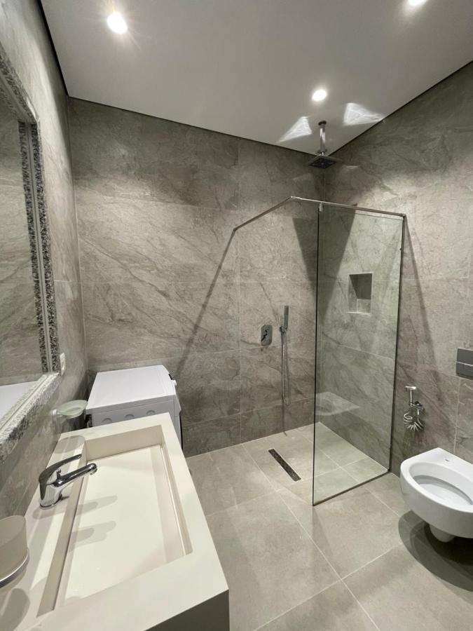 Emerald Inn Apartments โอริคูม ภายนอก รูปภาพ