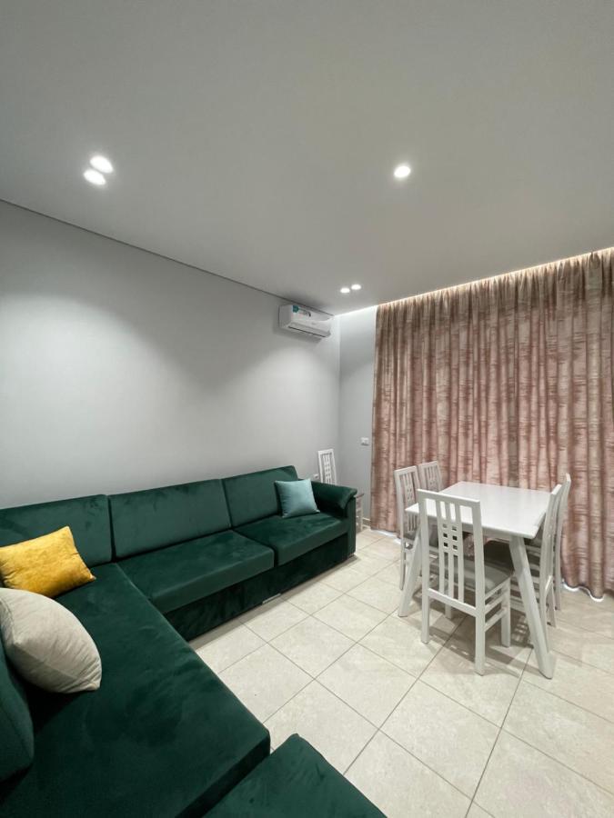 Emerald Inn Apartments โอริคูม ภายนอก รูปภาพ